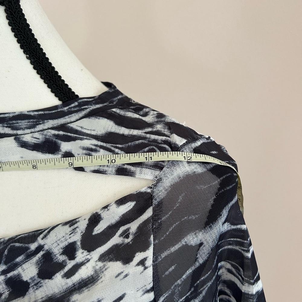 M&M Trendy Cutout Marble Printed Mesh Crop Top - Picture 5 of 6
